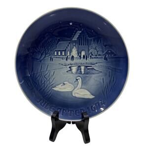 BING & GRONDAHL 1974 Christmas Plate B&G: Christmas in the Village with Stand